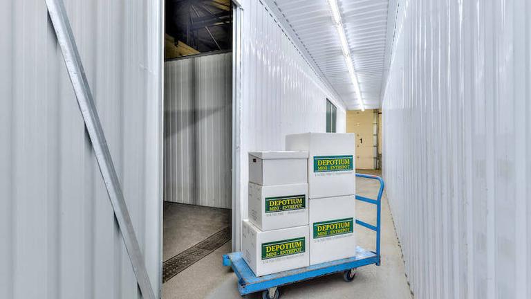 Rent St-Hubert storage units at 1819 Rue Montcalm. We offer a wide-range of affordable self storage units and your first 4 weeks are free!