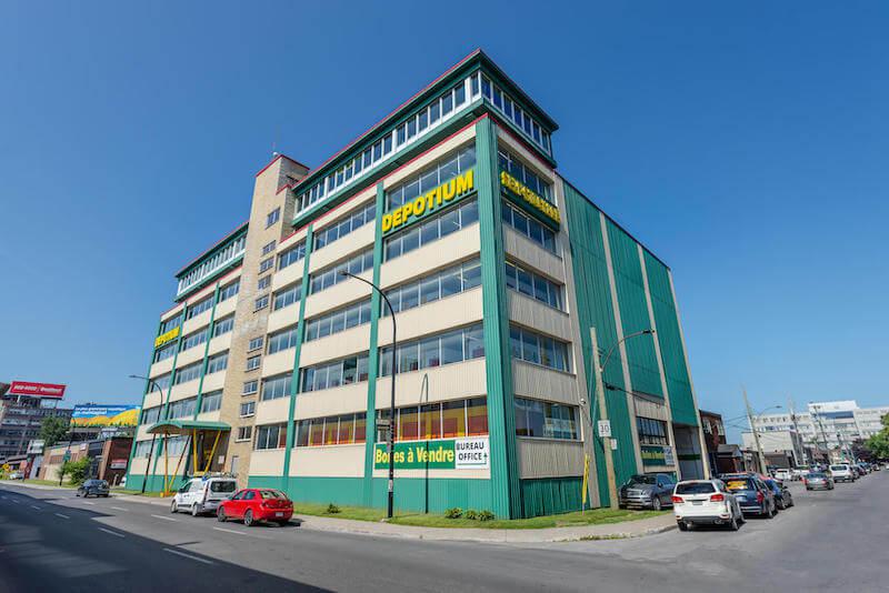 Rent Montreal storage units at 3555 Boulevard Crémazie Est. We offer a wide-range of affordable self storage units and your first 4 weeks are free!