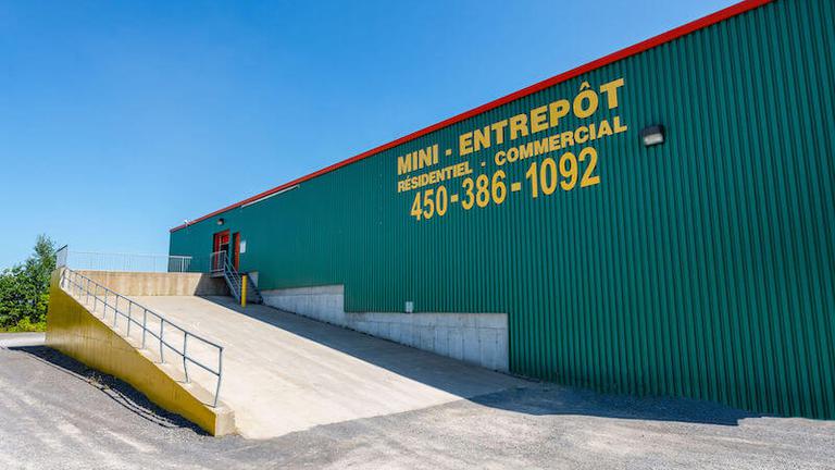 Rent Joliette storage units at 200 Rue des Entreprises. We offer a wide-range of affordable self storage units and your first 4 weeks are free!