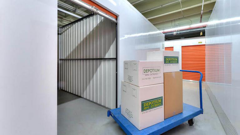 Rent Montreal storage units at 889 Notre-Dame Street West. We offer a wide-range of affordable self storage units and your first 4 weeks are free!