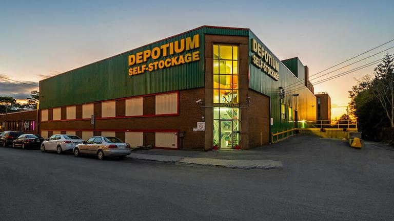 Depotium Mini-Entrepôt – Parc-Extension, située au 255, rue De Castelnau Ouest, a la solution d'entreposage qu'il vous faut. Réservez dès aujourd’hui!