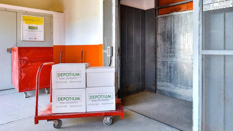 Depotium Mini-Entrepôt – Laval, située au 4425, avenue des Industries, a la solution d'entreposage qu'il vous faut. Réservez dès aujourd’hui!